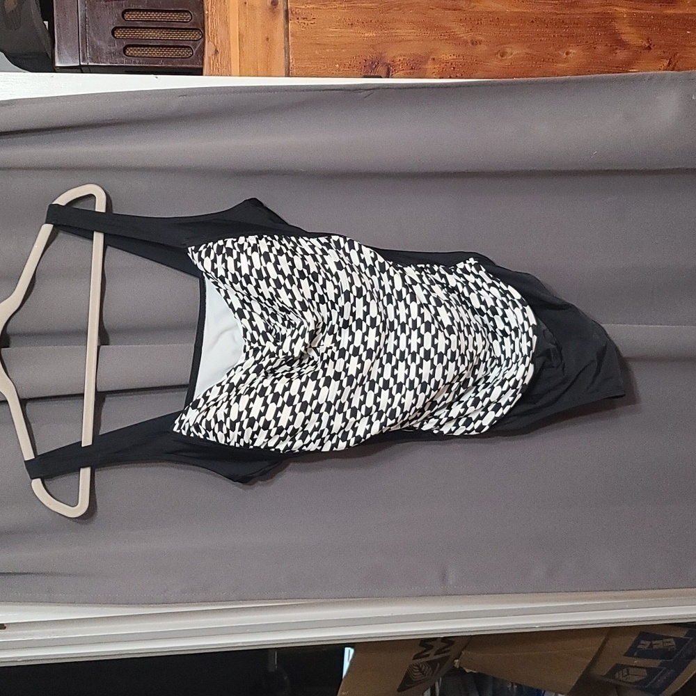 Pure Energy Womens‎ Swimsuit One Piece Black White Twisted Bodice Sz 26 EUC